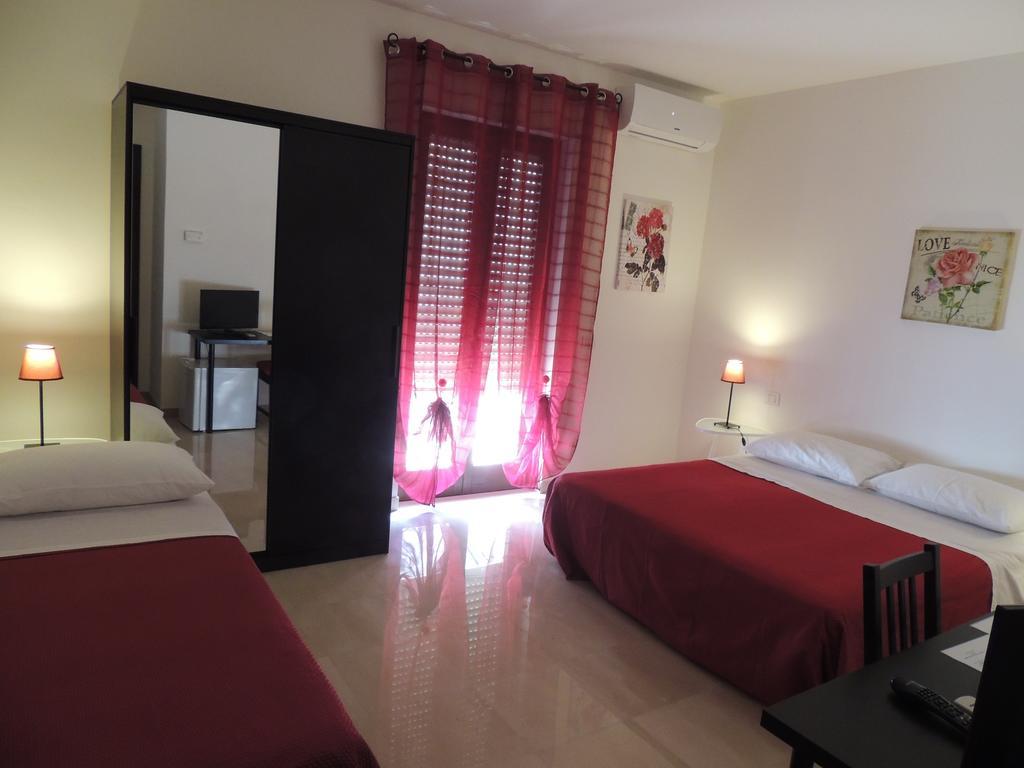 Отель Domus Taranto Unica Sede Номер фото